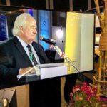 رئیس کمیته اجرائی issct درحال اجرای سخنرانی درسالن نمایشگاه افتتاحیه غیررسمی روز یکشنبه چهارم دسامبر